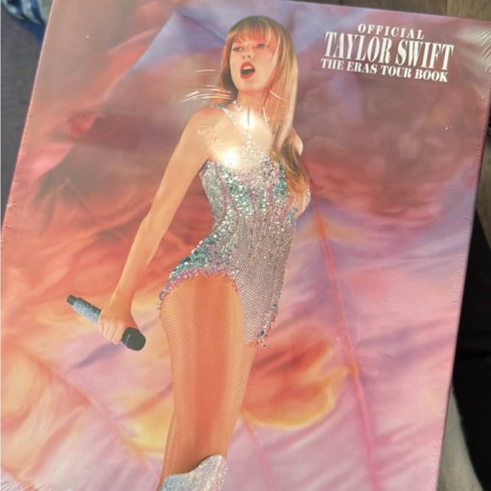 Colorful Concert Photo Book - Picture 2 of 3